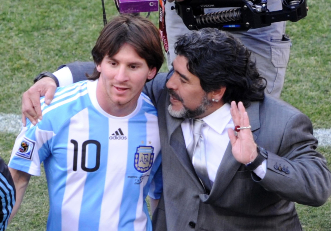 Lionel Messi y Diego Maradona en Sudáfrica 2010. Foto: NA.