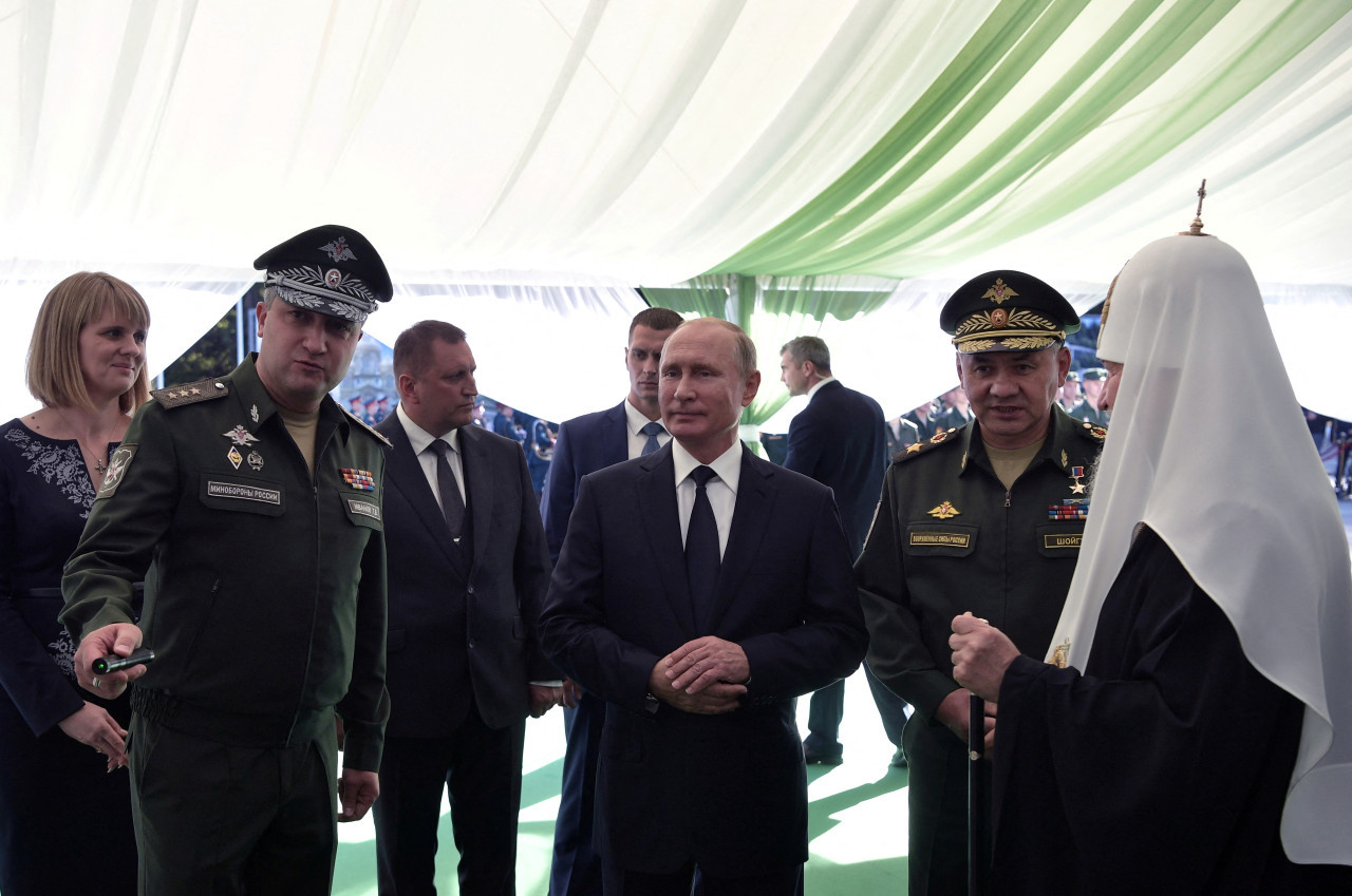 Timur Ivanov, viceministro de Defensa de Rusia, junto a Vladimir Putin. Foto: REUTERS.
